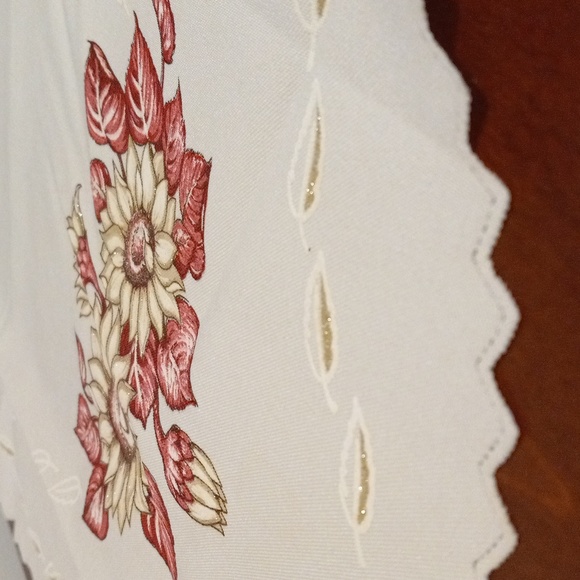 Vintage Floral Embroidered Table Cover, white and shimmering red - Picture 3 of 4